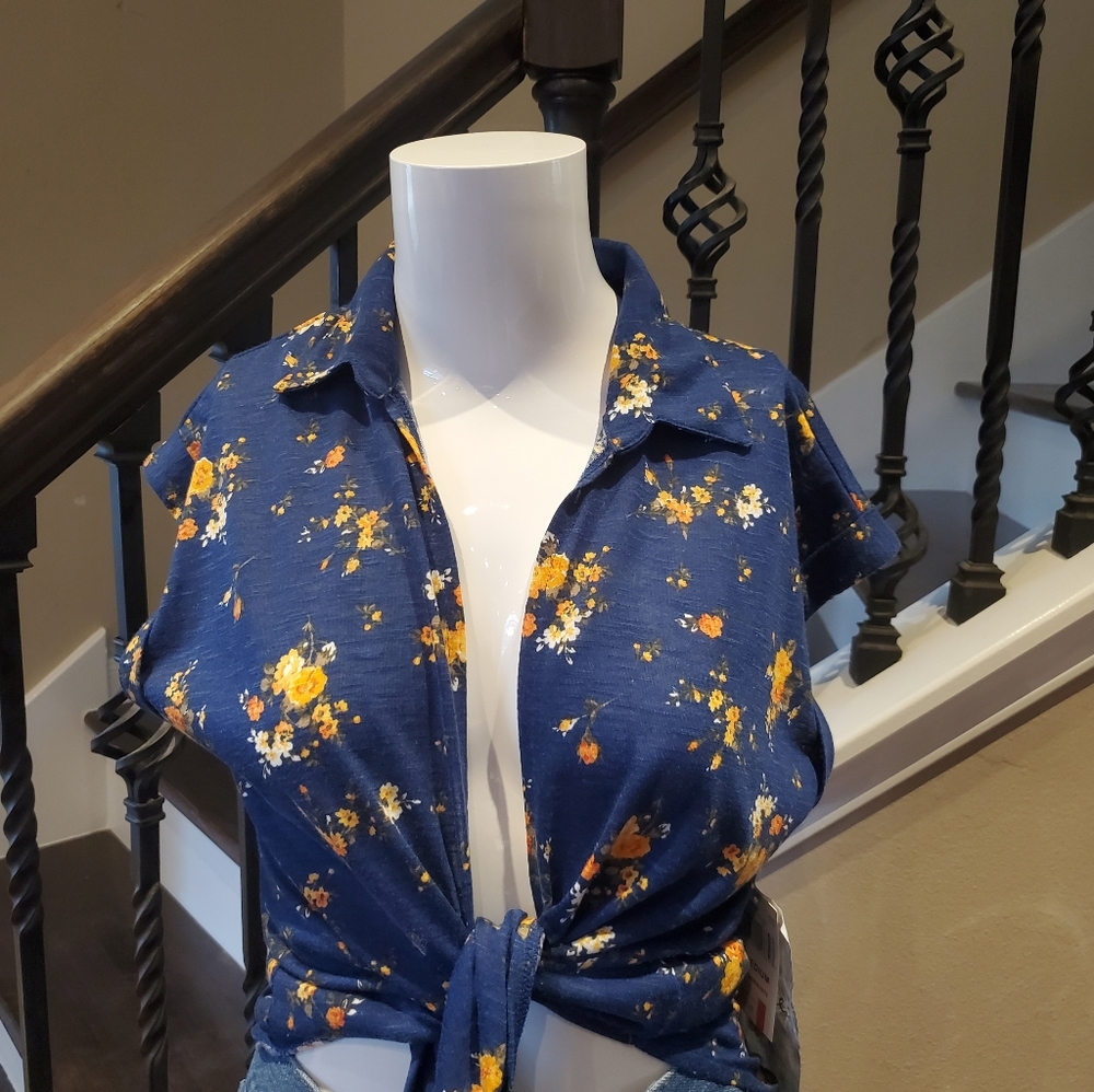 Crave Fame front tie blue floral top size M